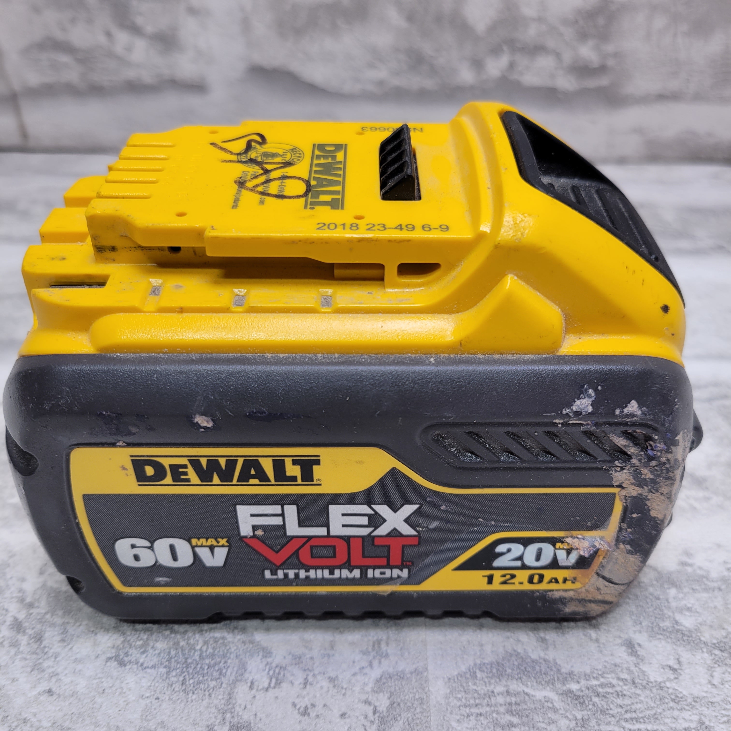 *BROKEN* DEWALT DCB612 Flexvolt 20v Max/60v Max 12.0 ah Lithium Ion Battery (7734756344046)